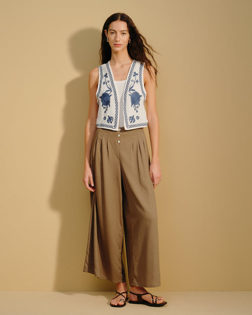 Chaleco corto bordado Isis