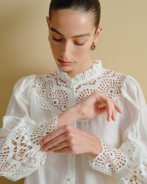 Blusa con tela bordada Manon Hover