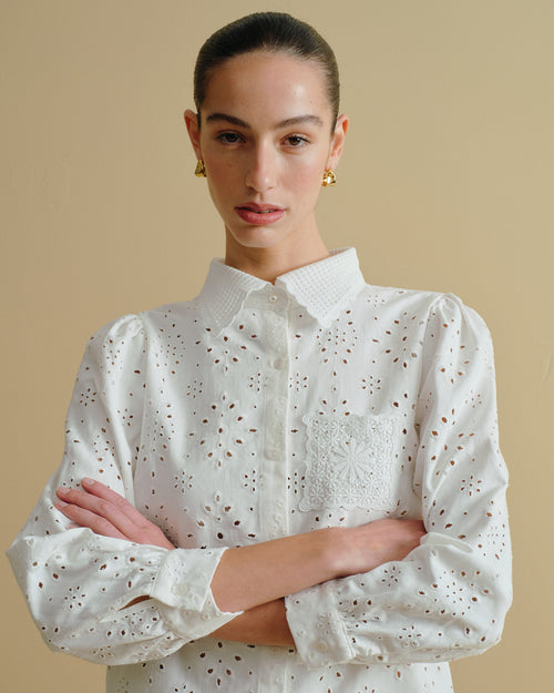 Blusa manga larga con bordado perforado Flora Hover