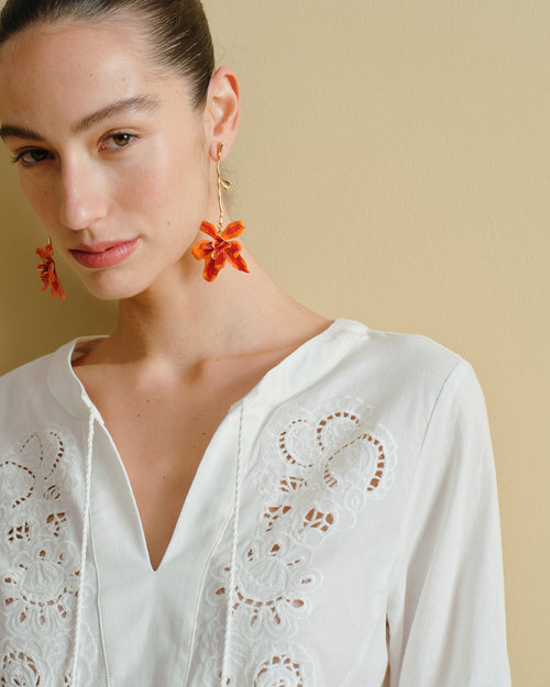 Blusa con bordado en el frente Camelia Hover