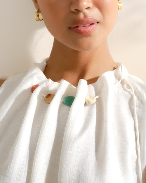 Blusa con cuentas en el cuello Coti Hover