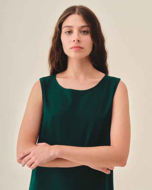 Vestido corto Leonor  con tres tablones en la orilla de bajos Hover