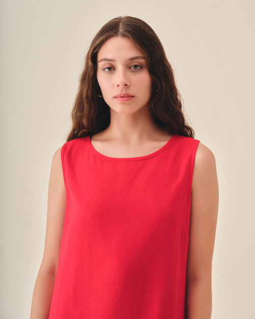 Vestido corto Leonor  con tres tablones en la orilla de bajos Hover