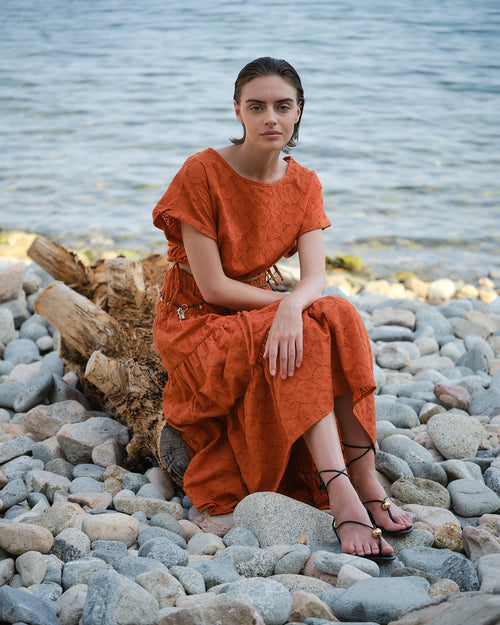 Falda tela bordada Adela Hover