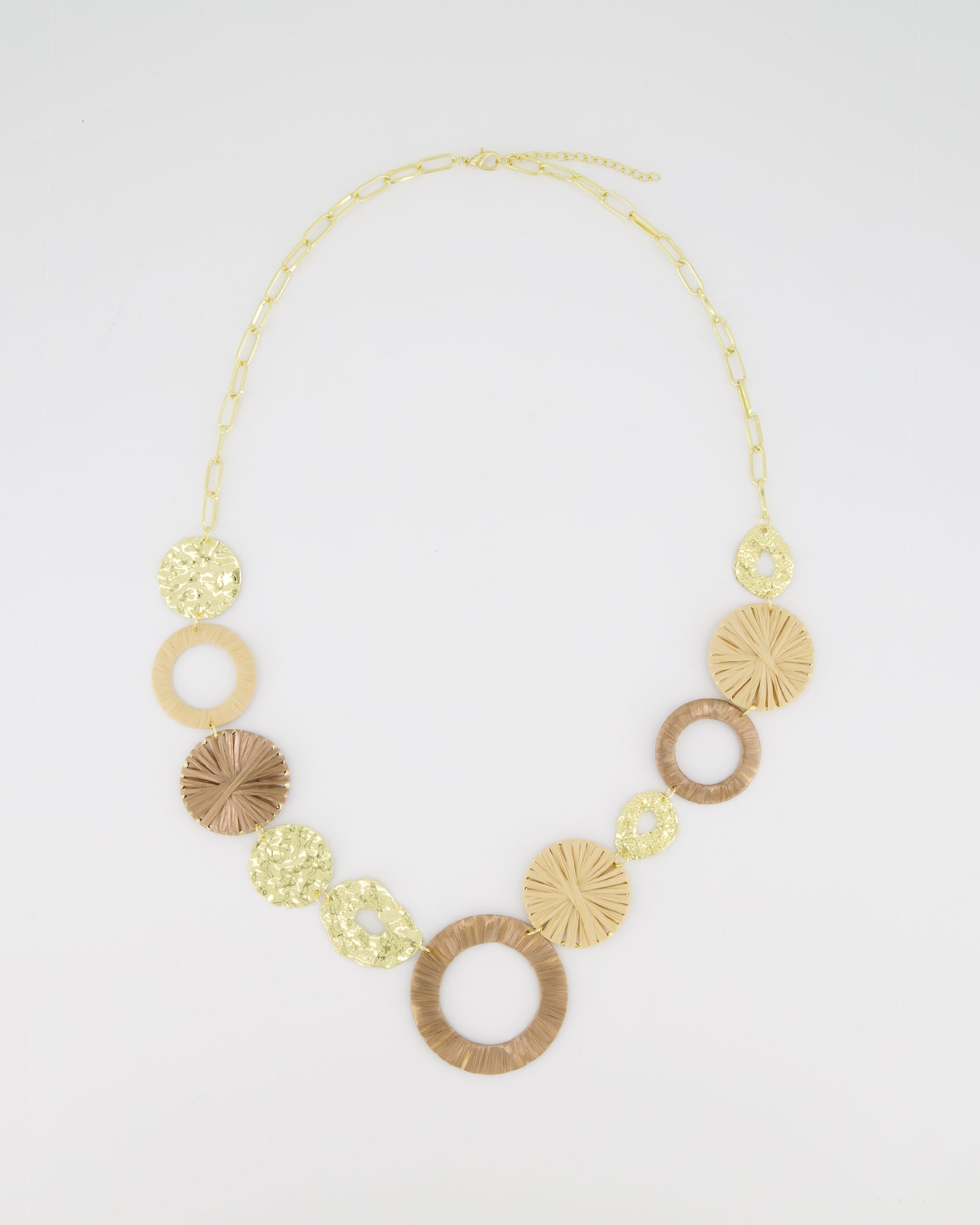 Collar con laton y rafia 400