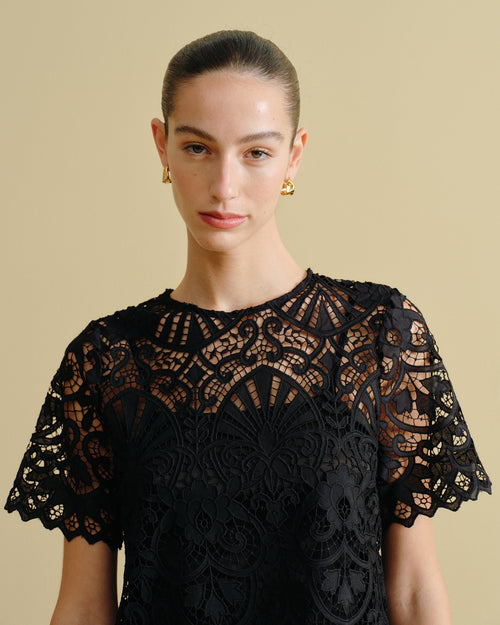 Blusa tela bordada con forro Hera Hover