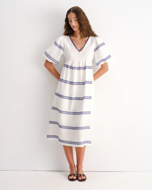 Vestido blanco con bordados azules Lagan