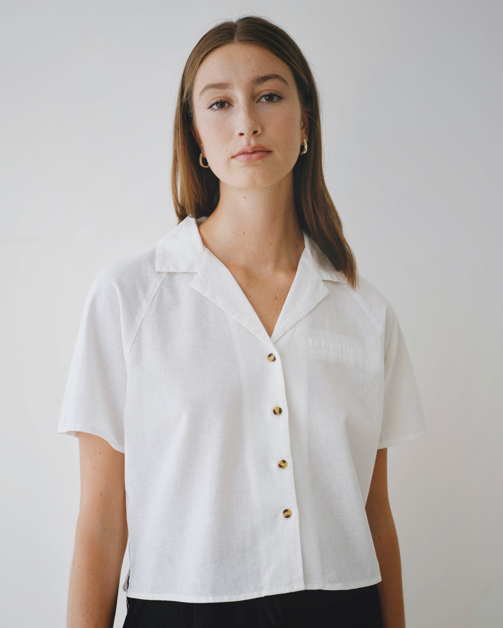 blusa blanca de cuello sport