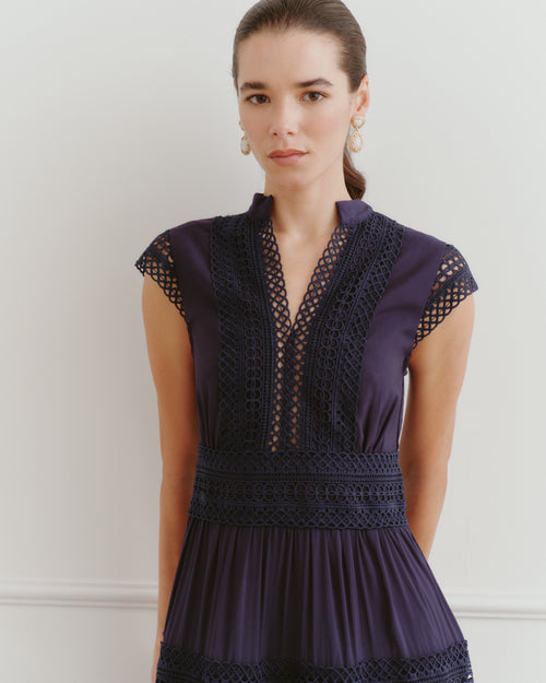 Vestido largo con cinta bordada a tono Oriana Hover