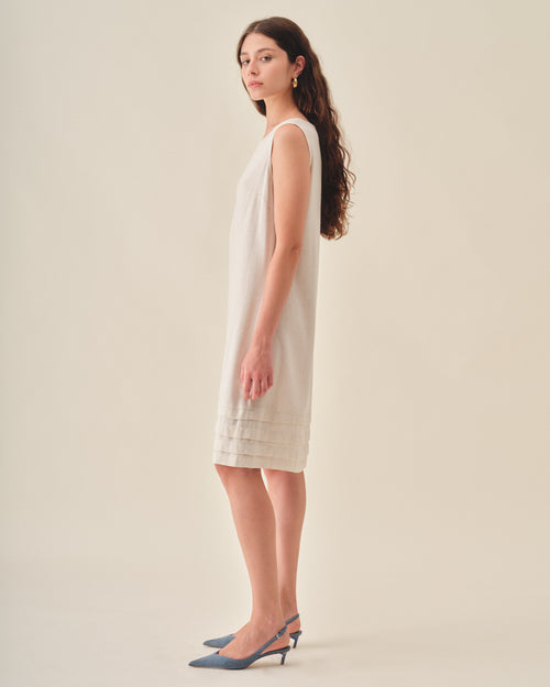 Vestido corto Leonor  con tres tablones en la orilla de bajos Hover