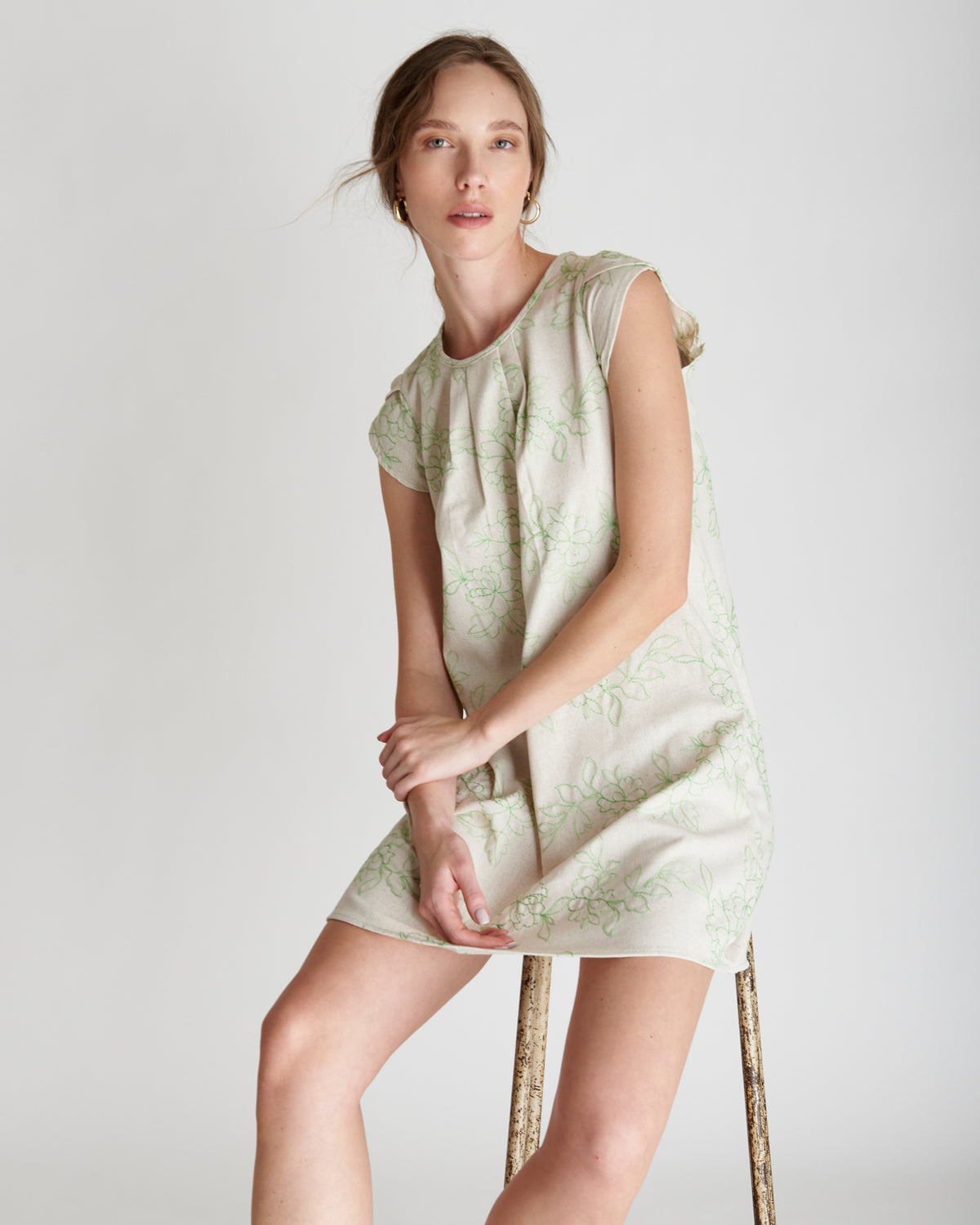 Vestido corto con lino bordado Narcisa